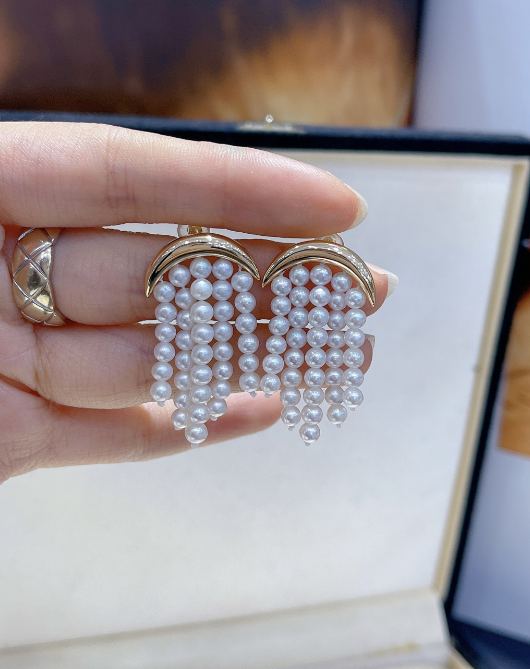 Selecting a freshwater pearl strand by hand